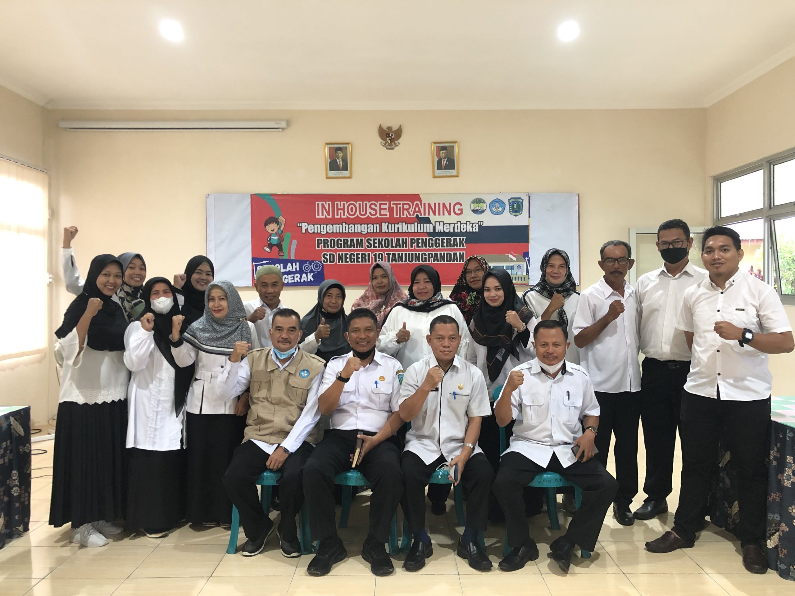 Pelaksanaan Program In House Training ( IHT ), "Pengembangan Kurikulum Merdeka " SD Negeri 19 Tanjungpandan dibuka oleh Kepala Dinas pendidikan dan Kebudayaan Kabupaten Belitung Oleh Drs. Soebagio